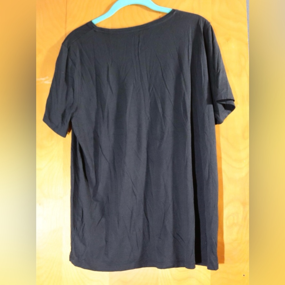 Banana Republic black t-shirt with animal print heart, size large - Picture 6 of 9